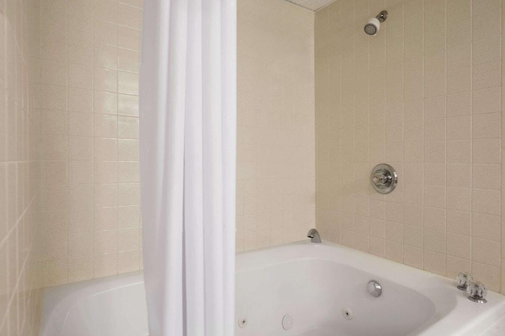 Days Inn by Wyndham Grayling photo 7