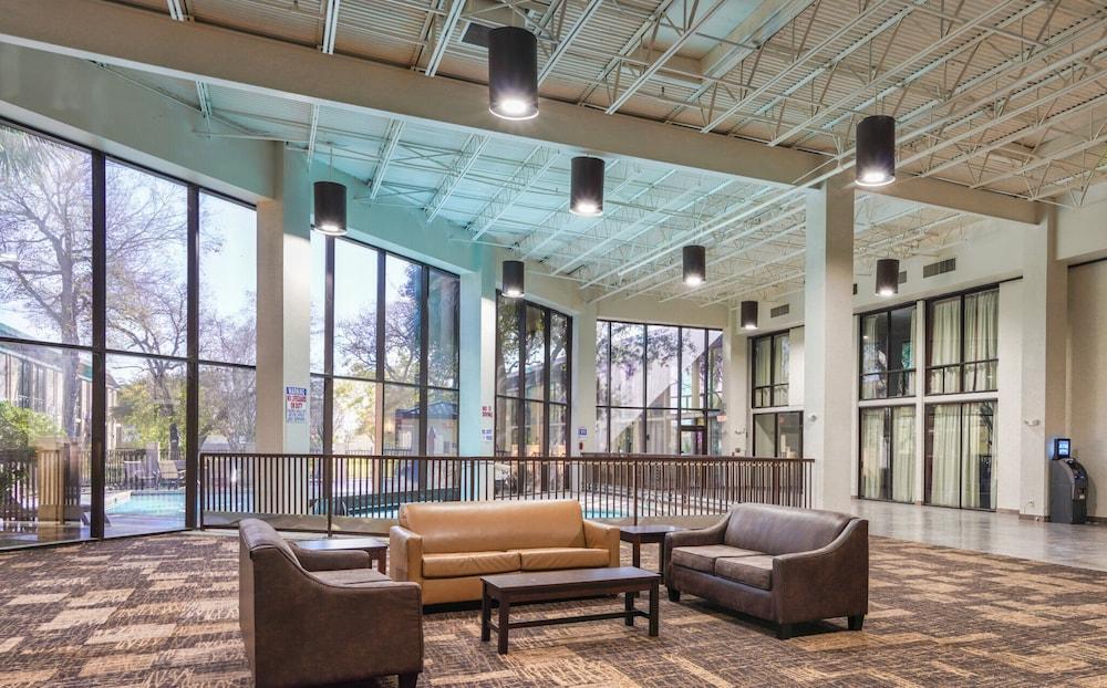 Red Roof Inn PLUS+ & Suites Houston - IAH Airport SW photo 35