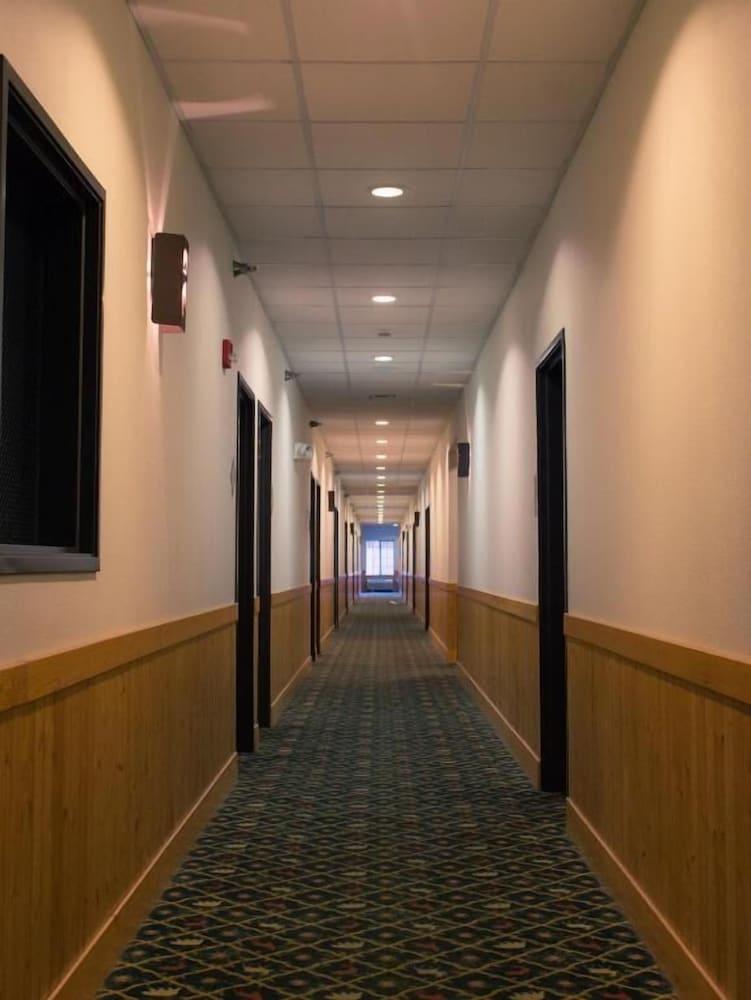 White Oak Inn & Suites photo 41