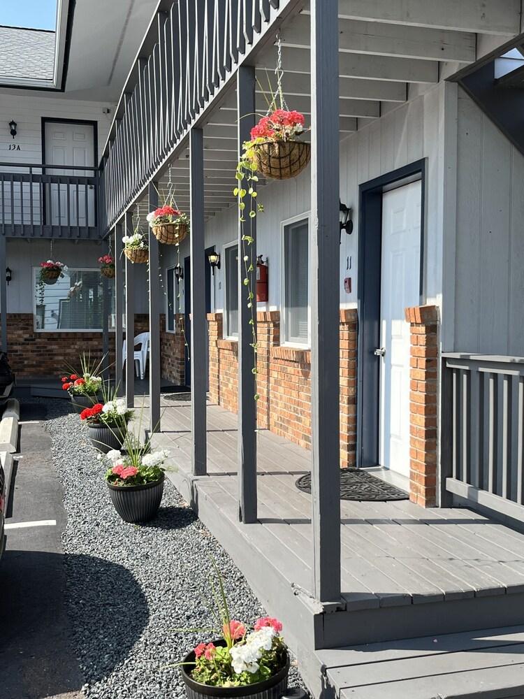 Harbor's Edge Motel photo 67