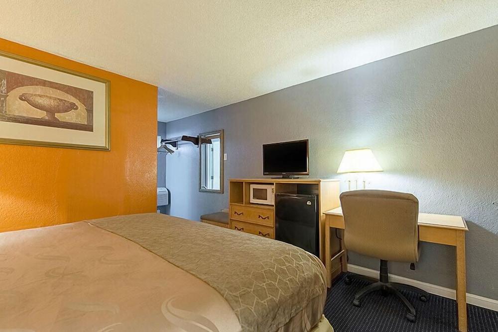 Highway Inn photo 10