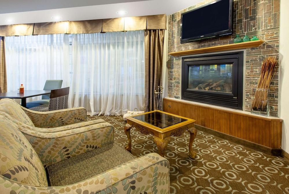 Days Inn by Wyndham Petoskey photo 16