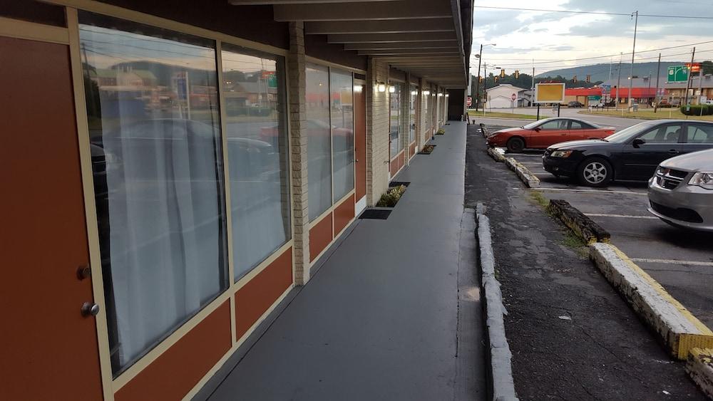 Breezwood Motel photo 9