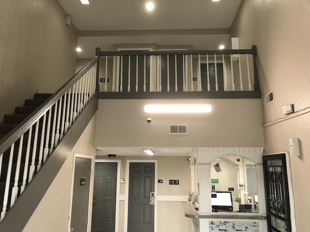 Hometown Inn & Suites photo 2