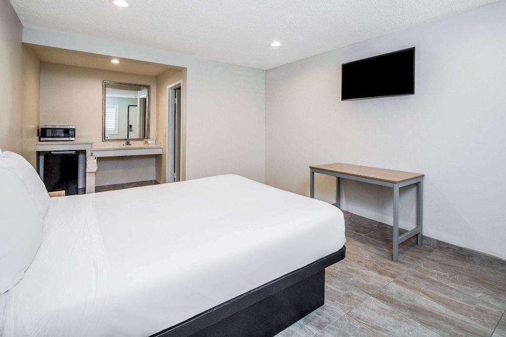 Super 8 by Wyndham Bakersfield Ca photo 14