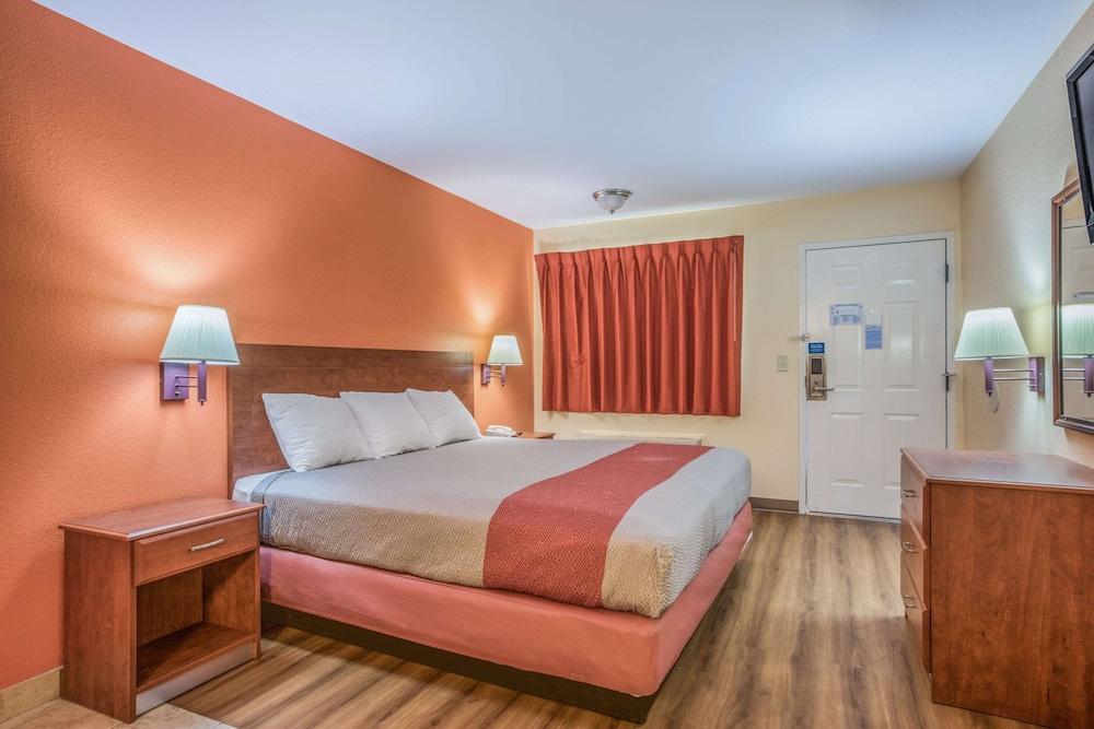 Rodeway Inn & Suites photo 25