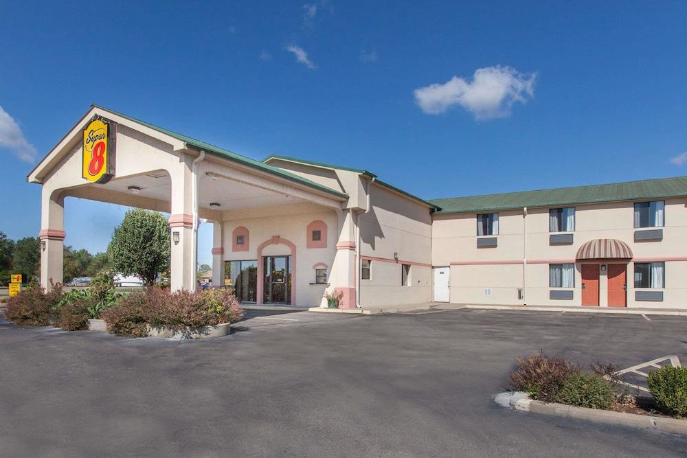 Super 8 by Wyndham Sallisaw photo 1