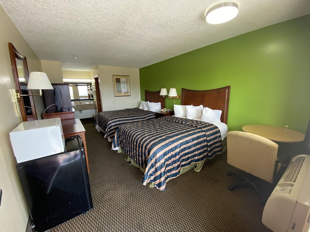 Rodeway Inn photo 14