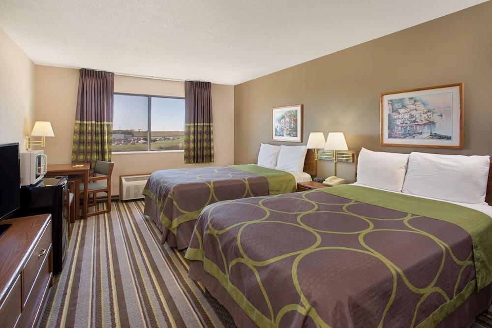 Super 8 by Wyndham Charles City photo 9