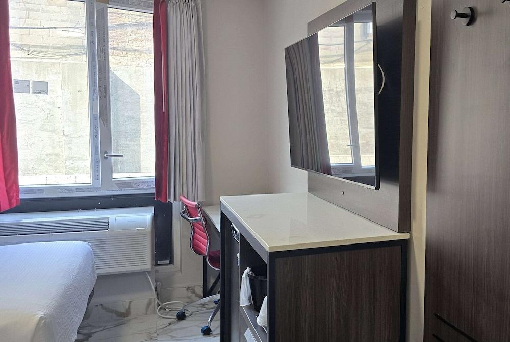 Ramada By Wyndham Brooklyn Empire Blvd photo 4