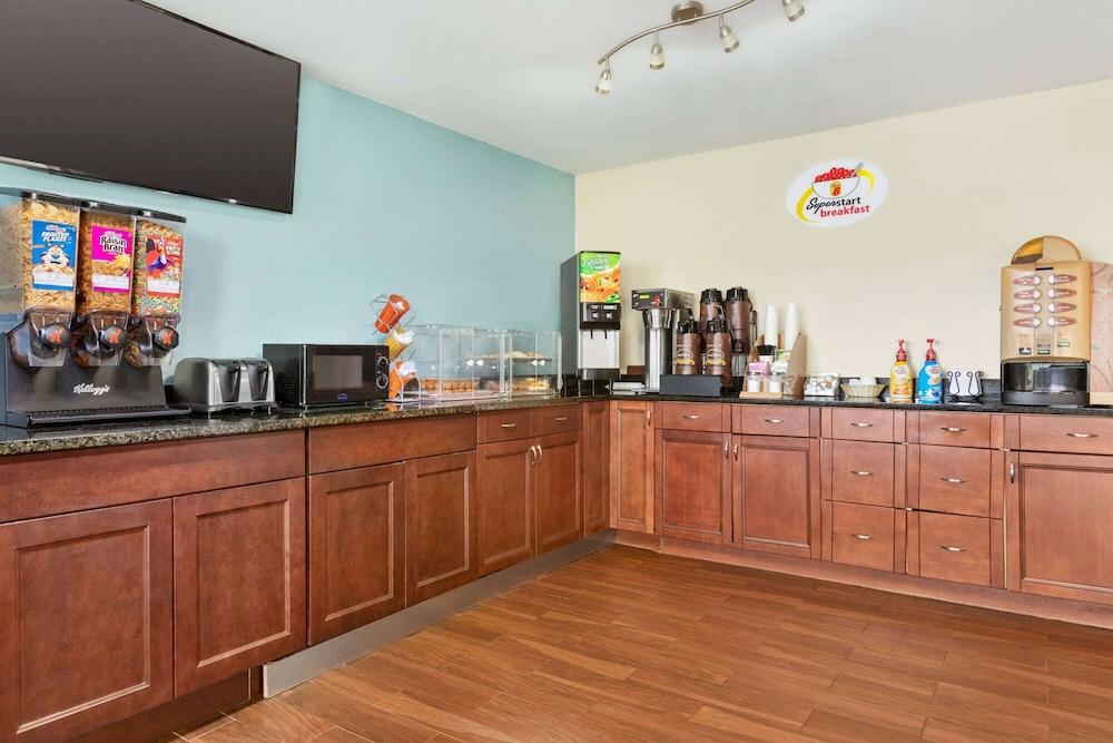 Super 8 by Wyndham Findlay photo 18