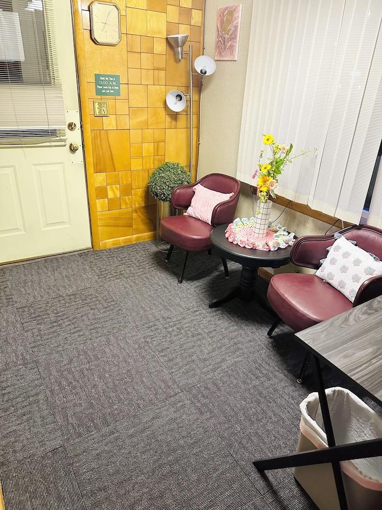 The Davenport Motel photo 31