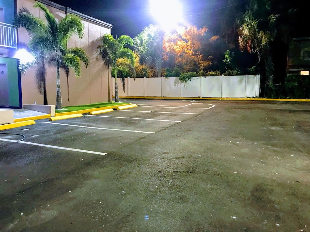 Tropical Inn & Suites photo 26