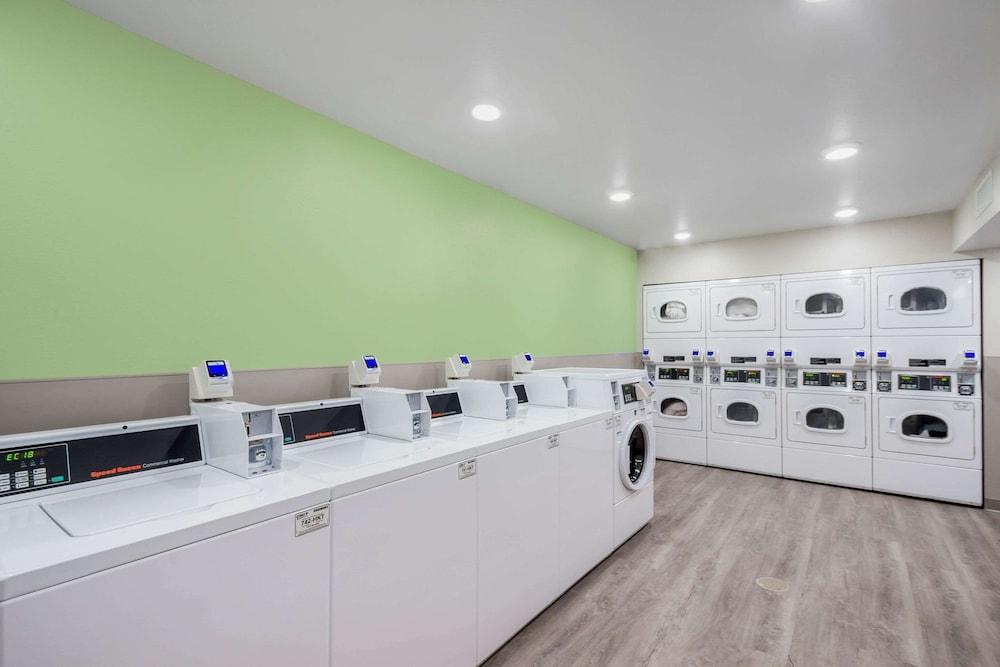 WoodSpring Suites Chicago Addison photo 20