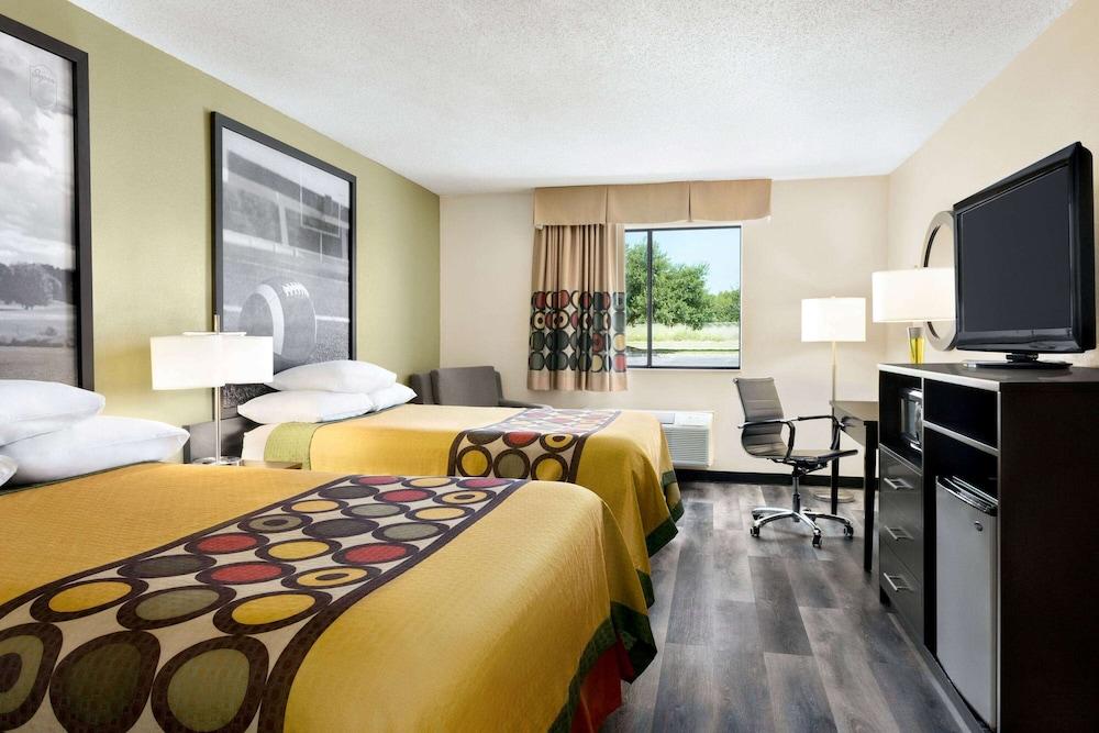 Super 8 by Wyndham Clinton photo 5