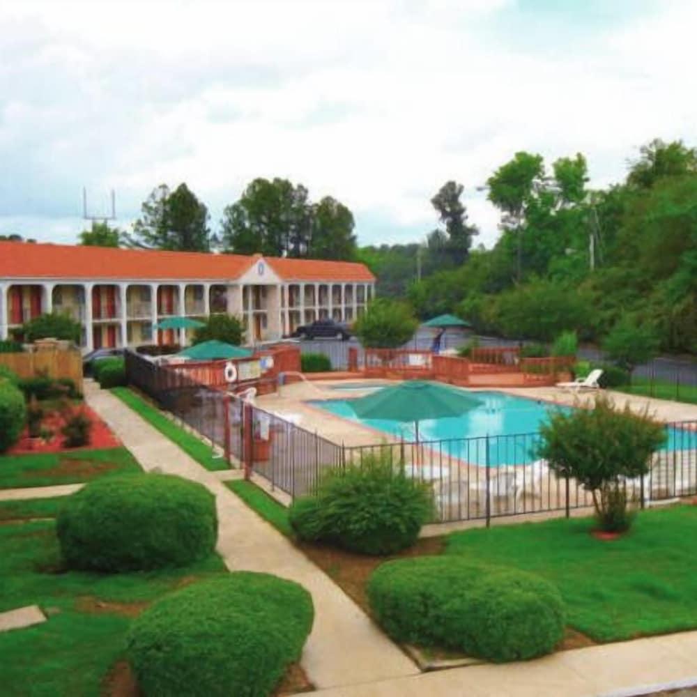 Rodeway Inn Forsyth near GA Public Safety Training Center photo 11