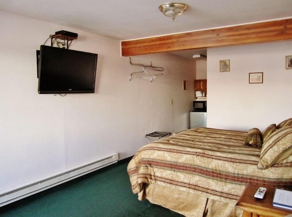 Going-To-The-Sun Inn & Suites photo 18