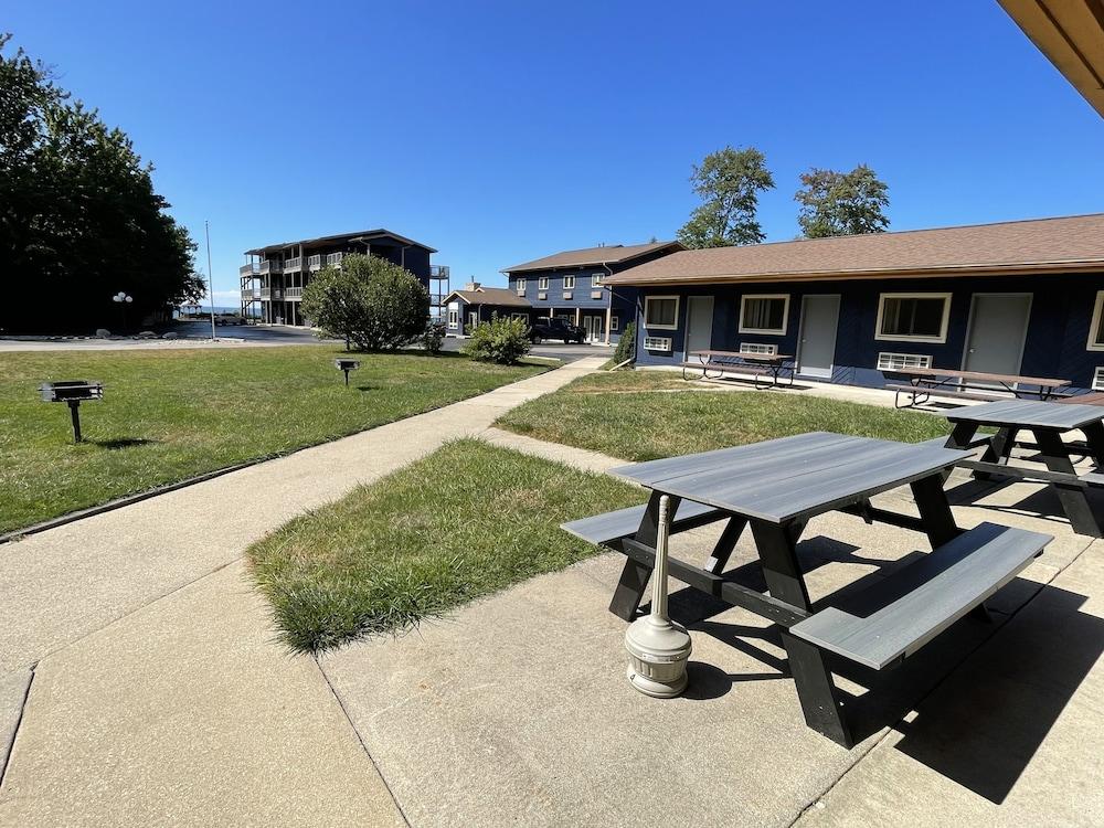 Lake Bluff Inn and Suites photo 47