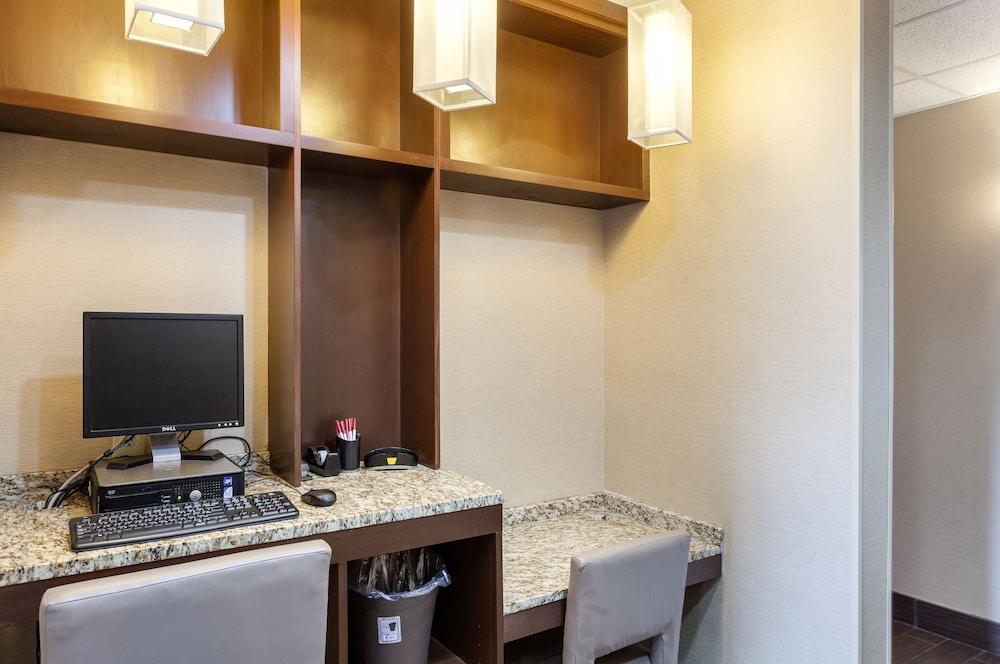 Comfort Suites Lincoln North photo 32