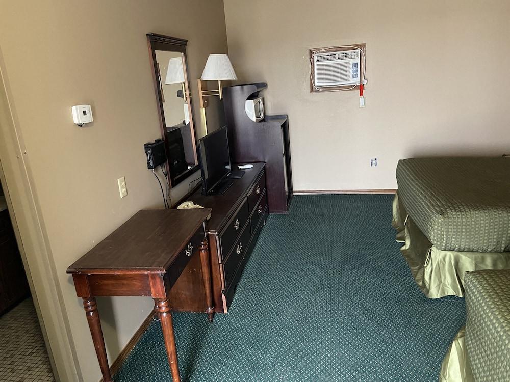 Colonial Inn Dyersville photo 11