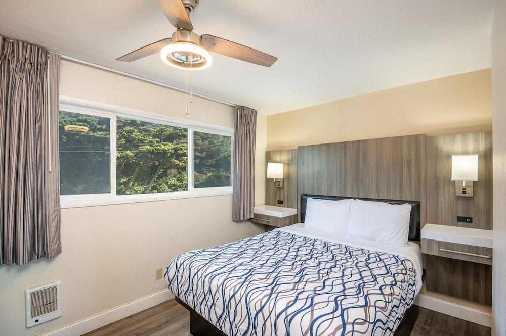 Sailor Jack's Oceanfront Inn photo 8
