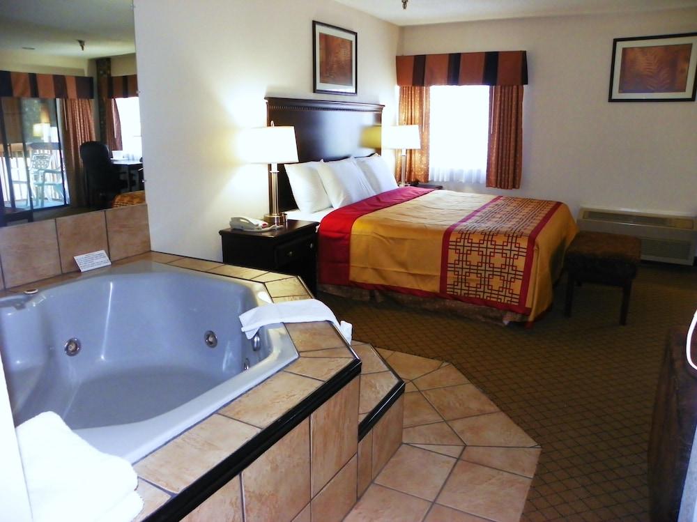 Royalton Inn & Suites photo 14