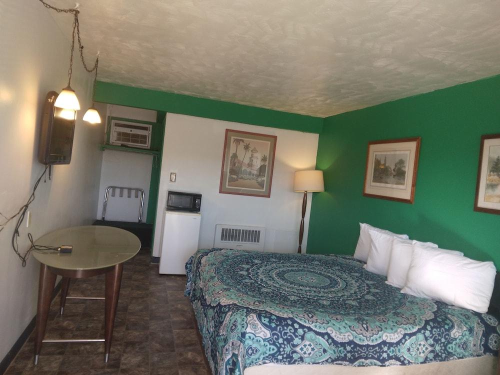 Capri Motel photo 25