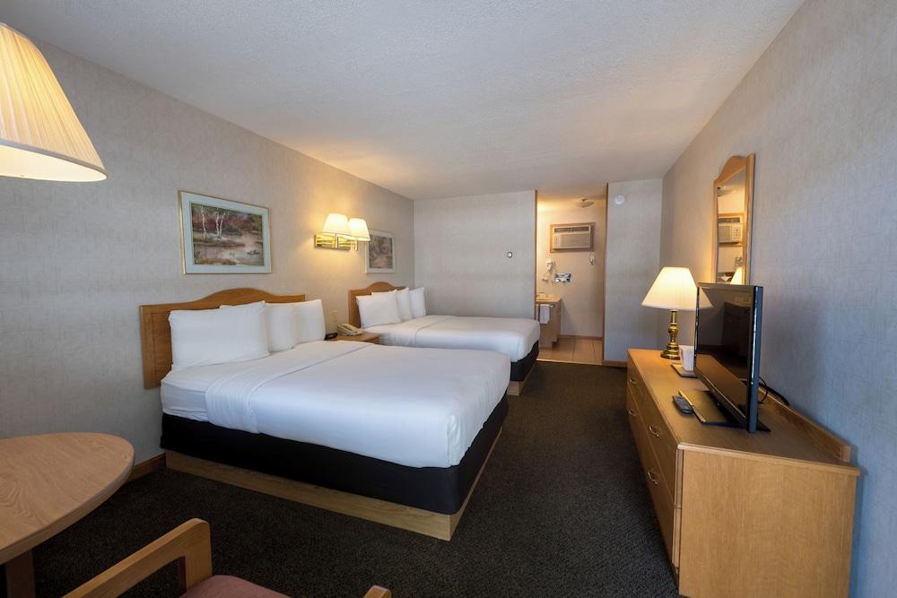 Adirondack Retreat Inn & Suites photo 16