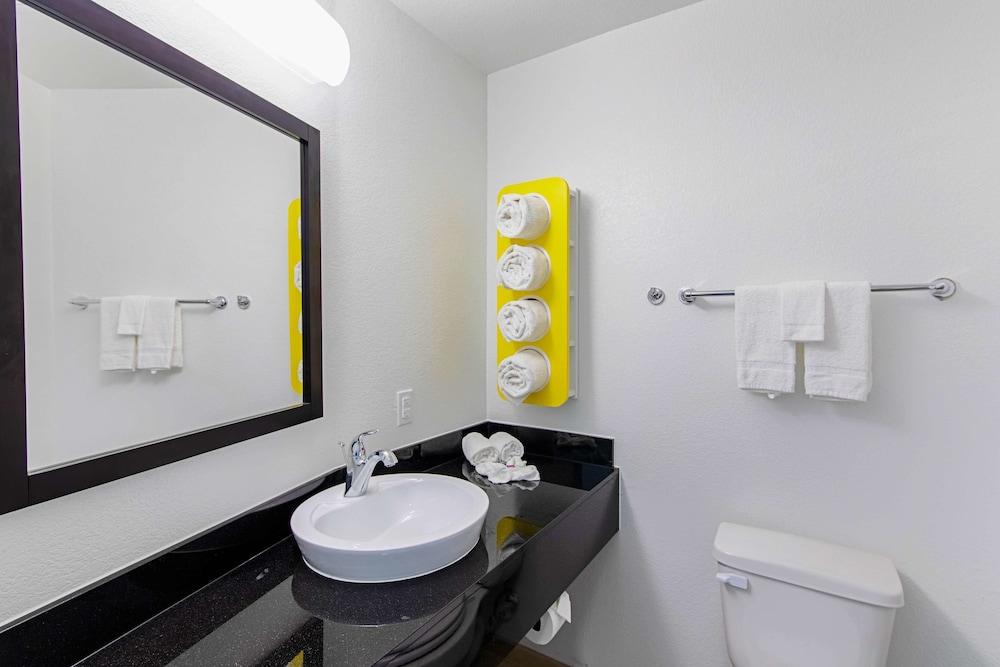 Motel 6 Austin, TX - Airport photo 17