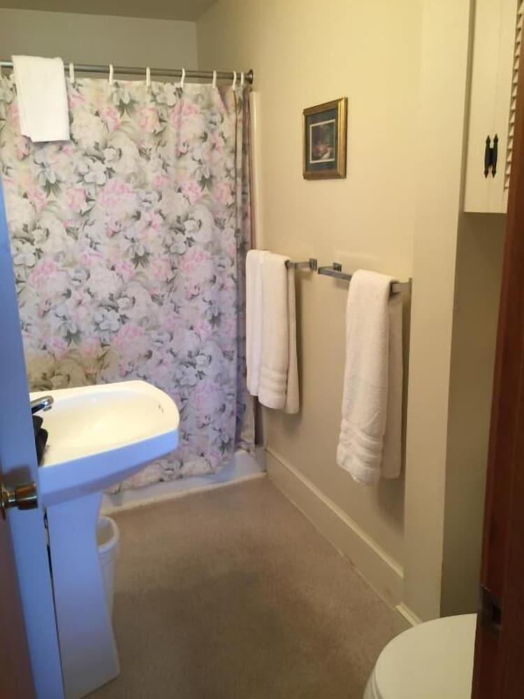 Holiday House Inn photo 49