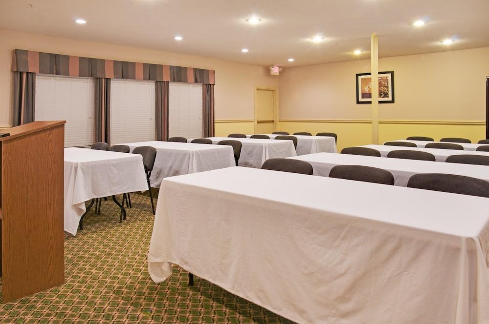 Holiday Inn Express Hotel & Suites Livingston by IHG photo 3