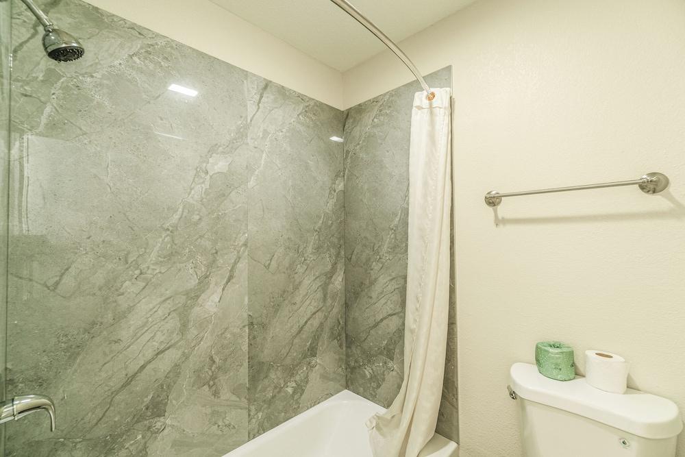 Regency Inn By OYO Rockdale TX photo 34
