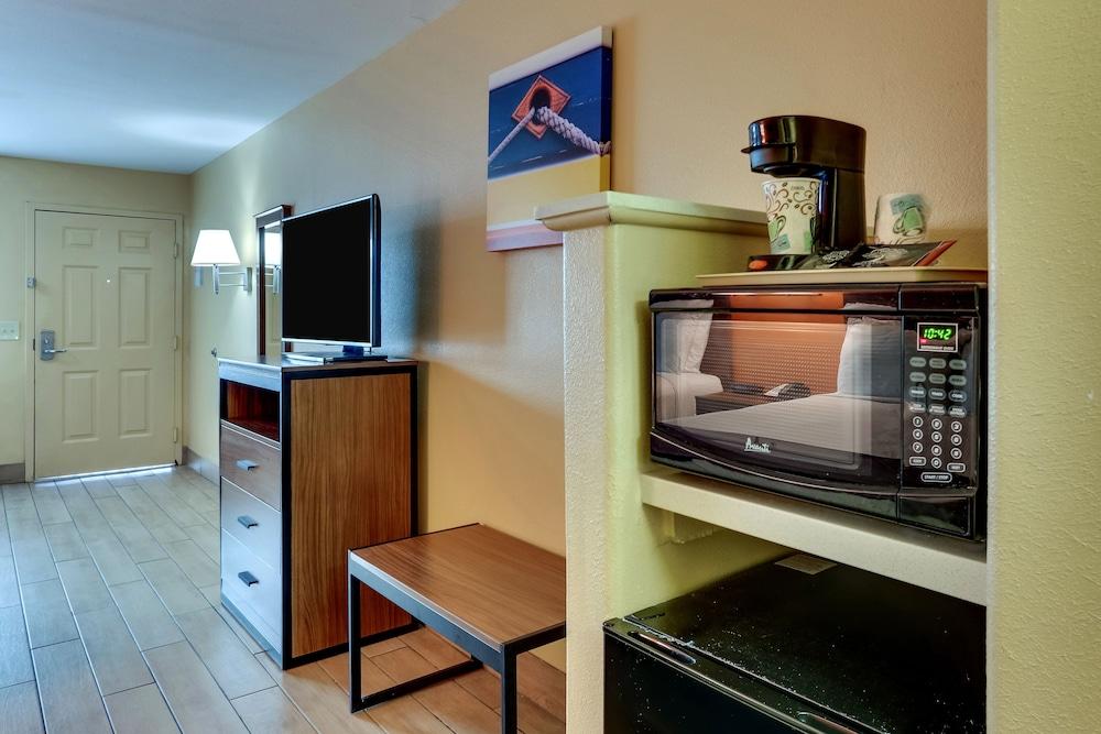 Captain's Quarters Inn photo 11