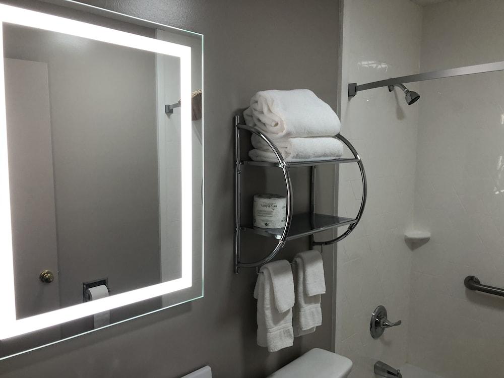 DuPont Suites photo 20