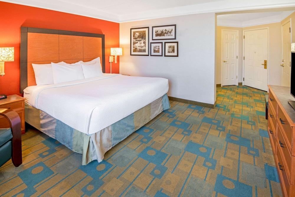 La Quinta Inn & Suites by Wyndham Sherman photo 6