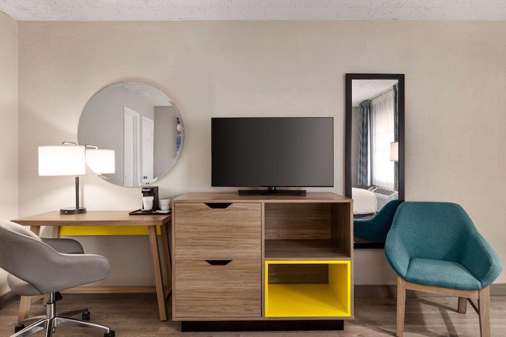 Days Inn by Wyndham Miami Airport North photo 15