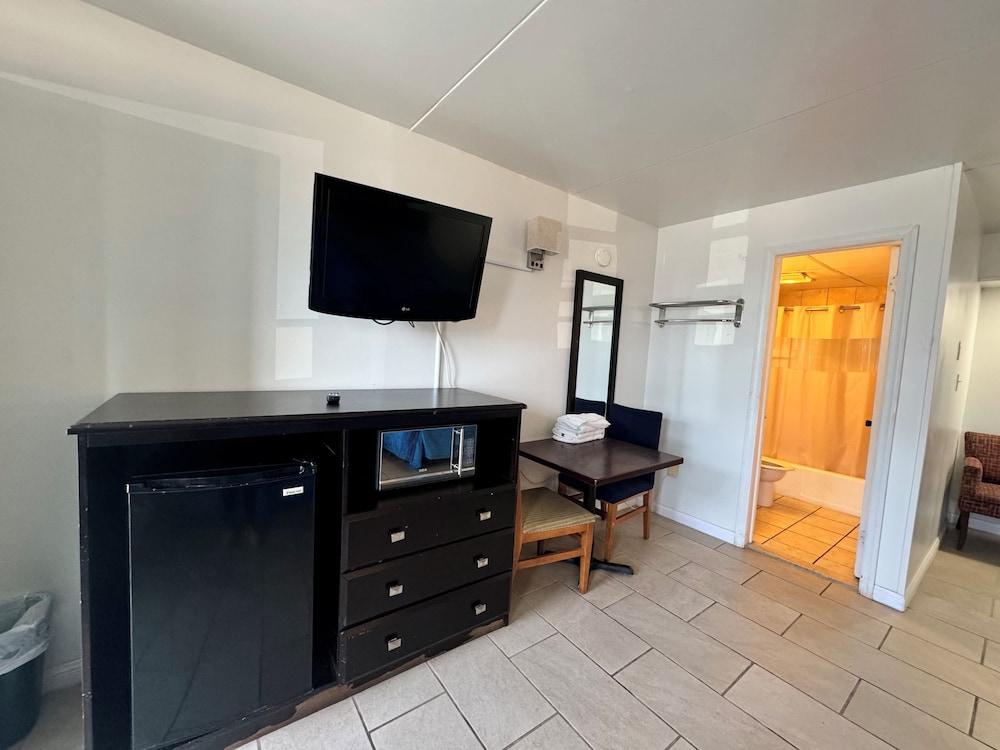 Skyview Manor Motel photo 61
