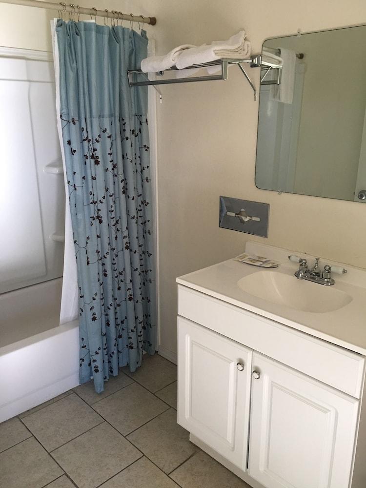 Traveler's Inn Motel photo 20