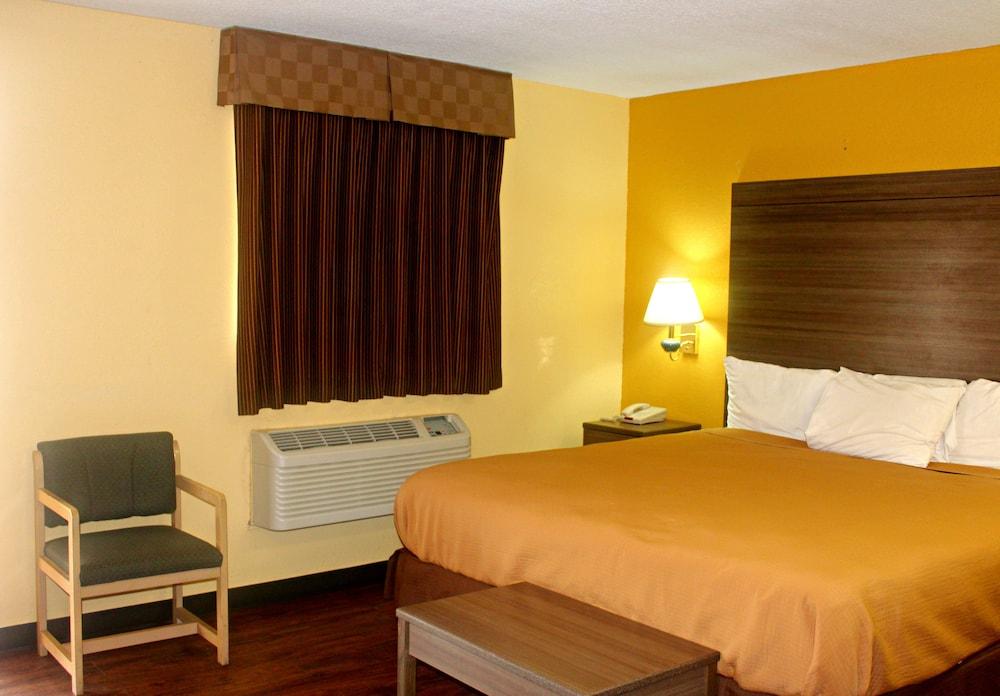 Village Inn Cotulla photo 9