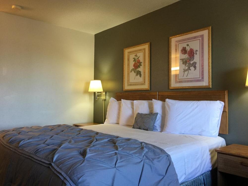 Capital O Amerihost Inn and Suites Fulton Hwy 54 MO photo 11