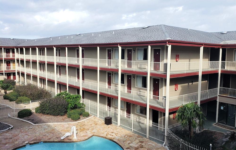 Red Roof Inn Kenner – New Orleans Airport NE photo 1