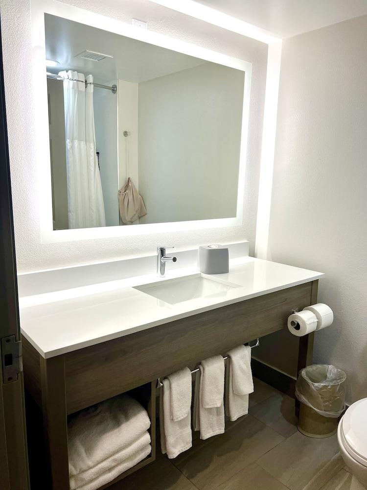 Holiday Inn Express Madison by IHG photo 19