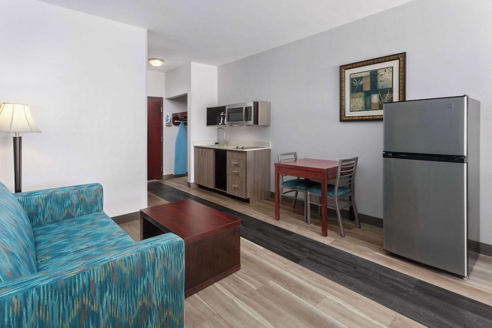 La Quinta Inn & Suites by Wyndham Woodward photo 2