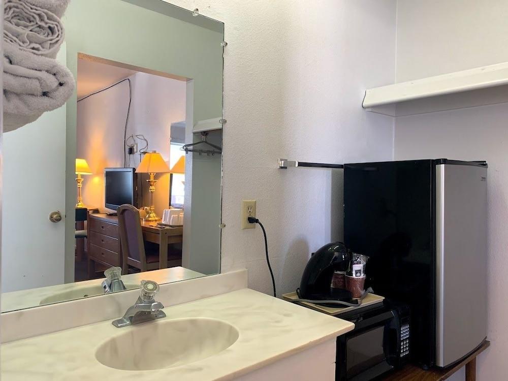 Economy Inn photo 24