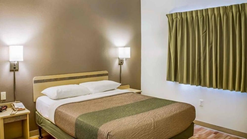 Rodeway Inn Fishers Indianapolis photo 4