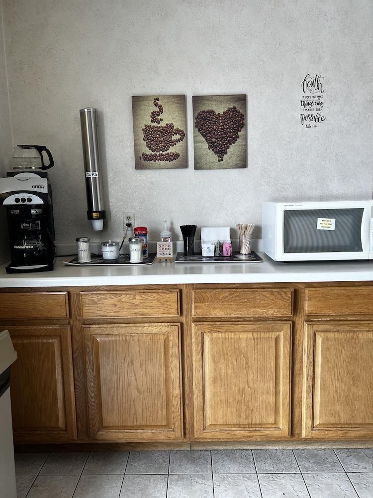 Budget Host Inn & Suites photo 3