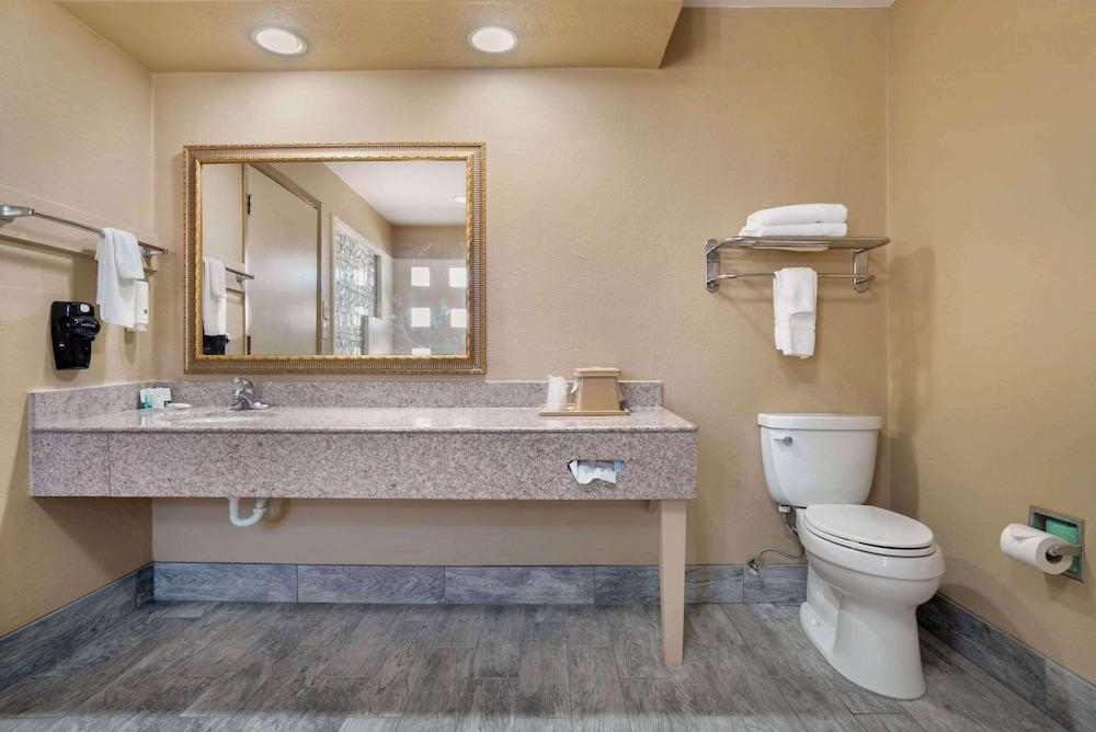 Quality Inn Brookhaven photo 10