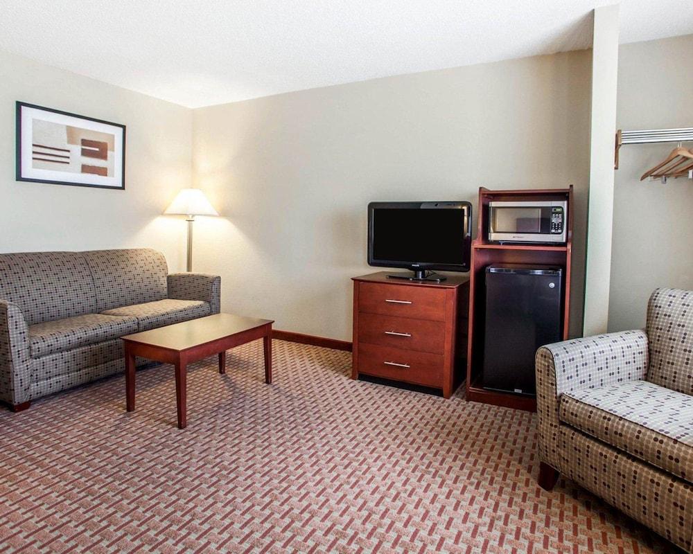 Quality Inn & Suites Davenport near I-80 photo 13