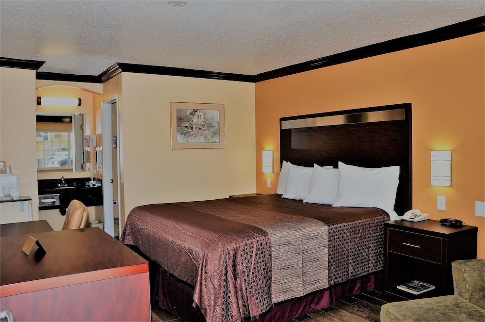 America's Deluxe Inn photo 7
