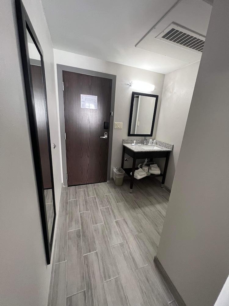 Days Inn by Wyndham Manitowoc photo 12